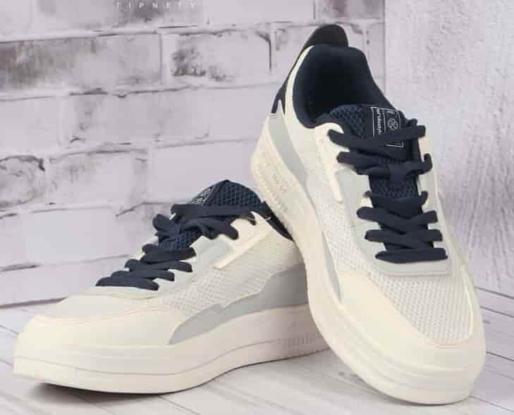 کفش اسپرت مردانه سفید با طراحی مدرن و سبک جوان ‌پسند